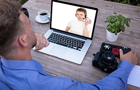 Homem fala com mulher em vídeo conferência