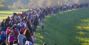 Migrantes forçados caminhando numa imensa fila